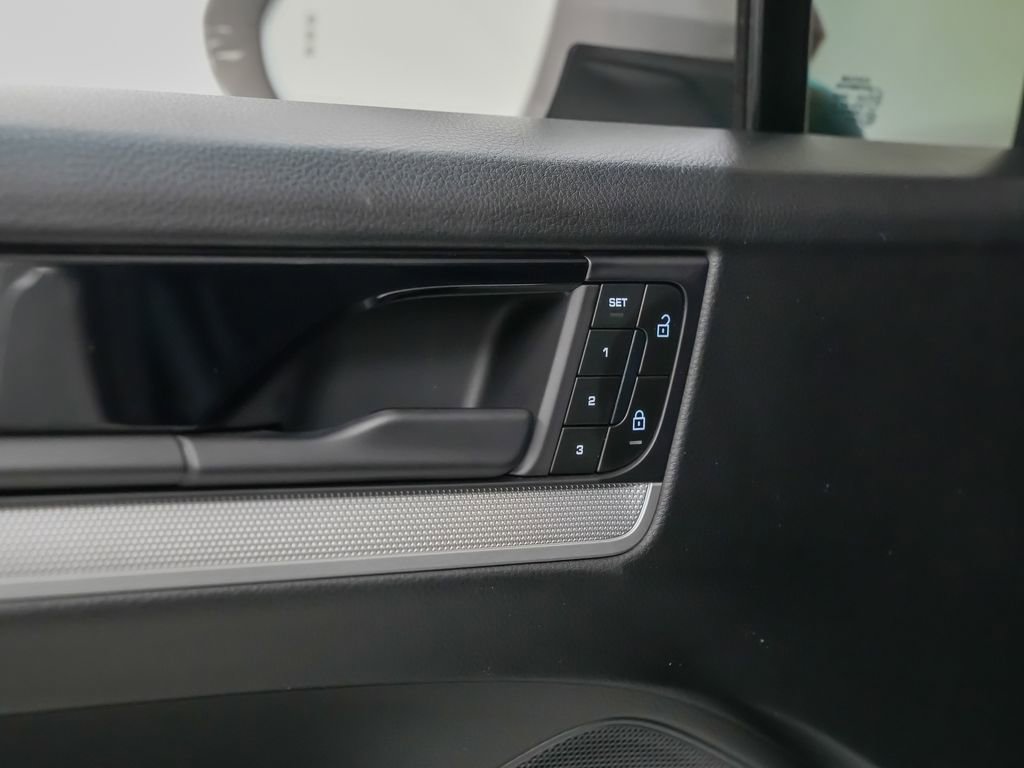 Certified 2024 Porsche Cayenne AWD/4WD image 22
