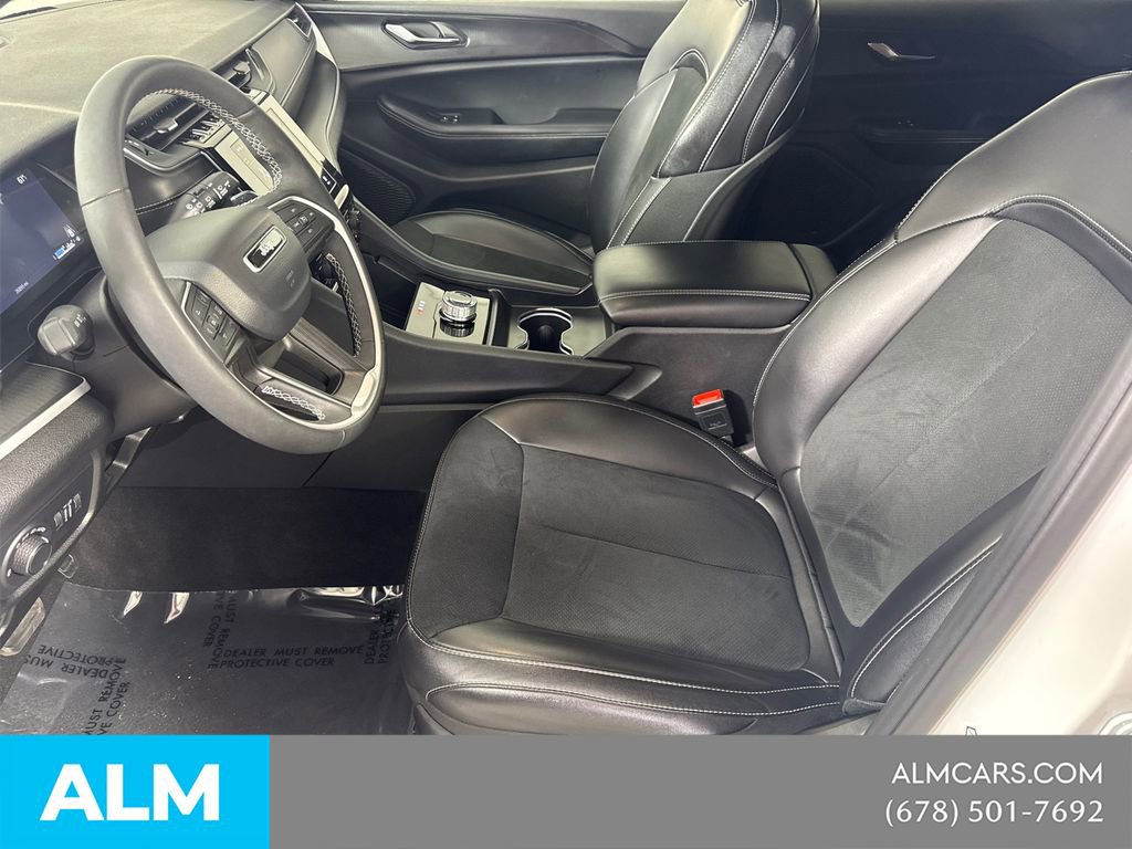 Used 2025 Jeep Grand Cherokee Altitude AWD/4WD image 12