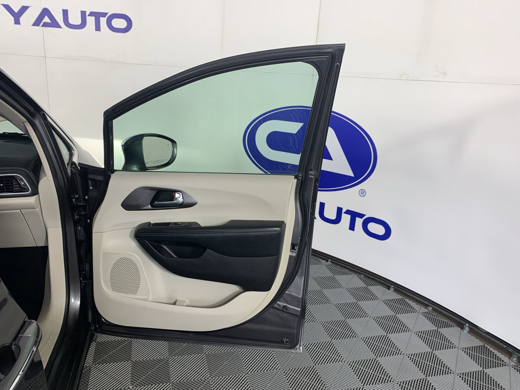 Used 2019 Chrysler Pacifica Limited FWD image 35