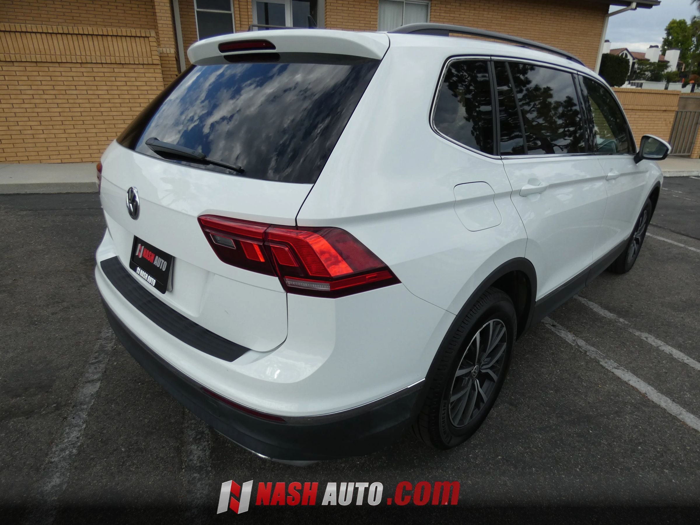 Used 2020 Volkswagen Tiguan SE w/ Panoramic Sunroof Package FWD image 9