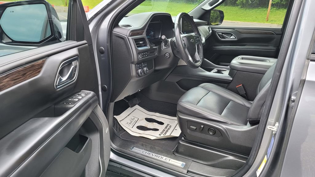Used 2022 Chevrolet Tahoe Z71 w/ Luxury Package AWD/4WD image 17