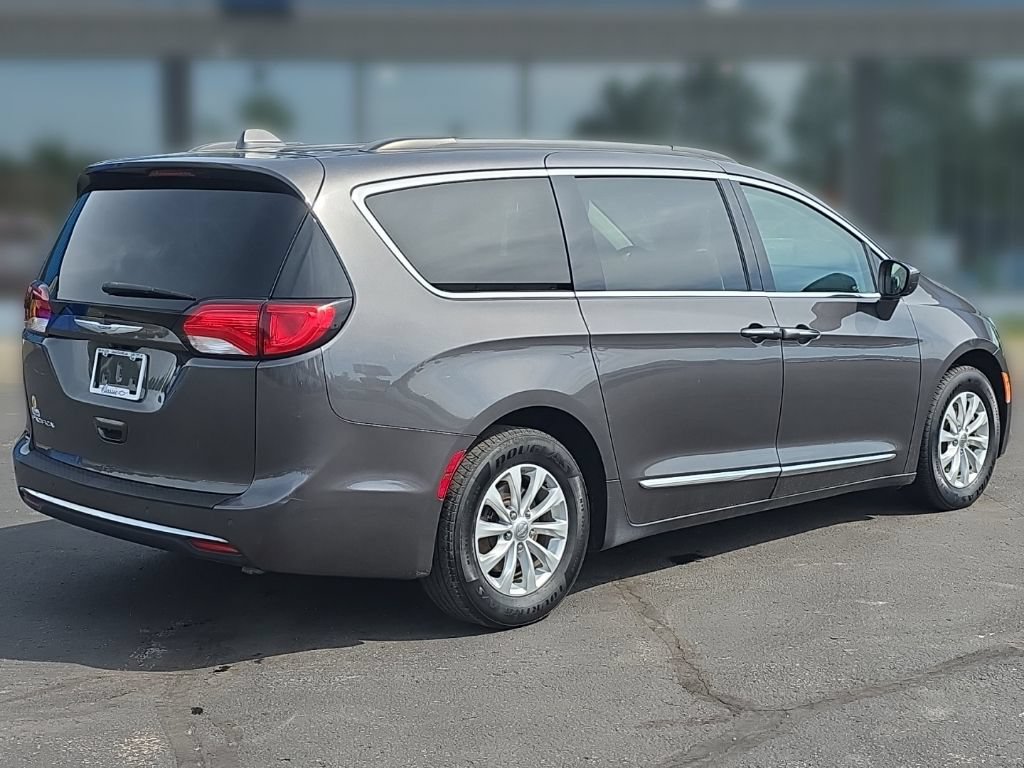 Used 2017 Chrysler Pacifica Touring-L FWD image 8