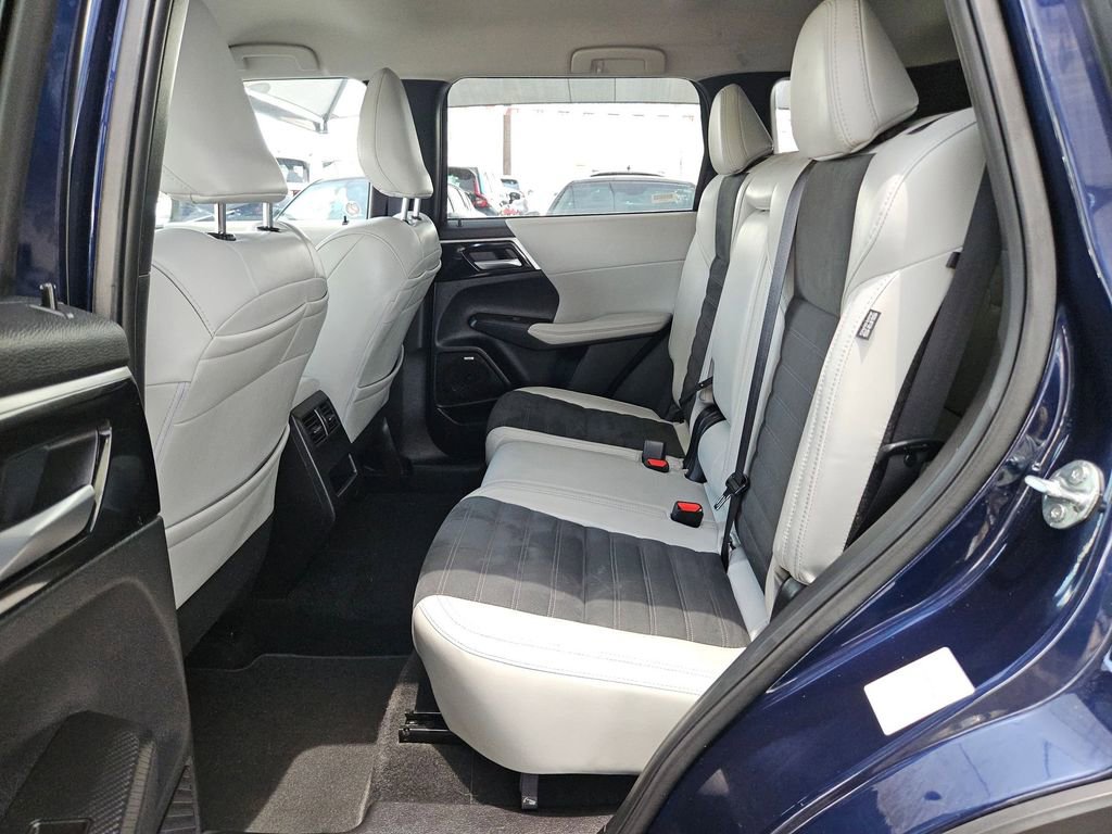Used 2025 Mitsubishi Outlander SE FWD image 17