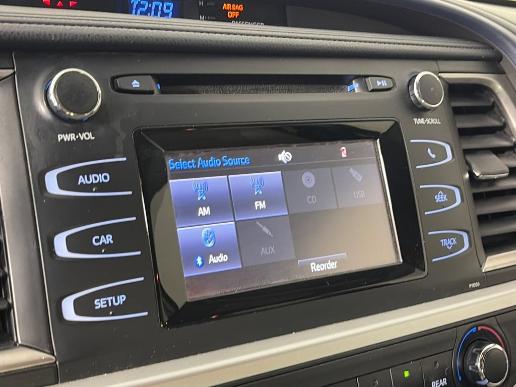 Used 2017 Toyota Highlander LE FWD image 19