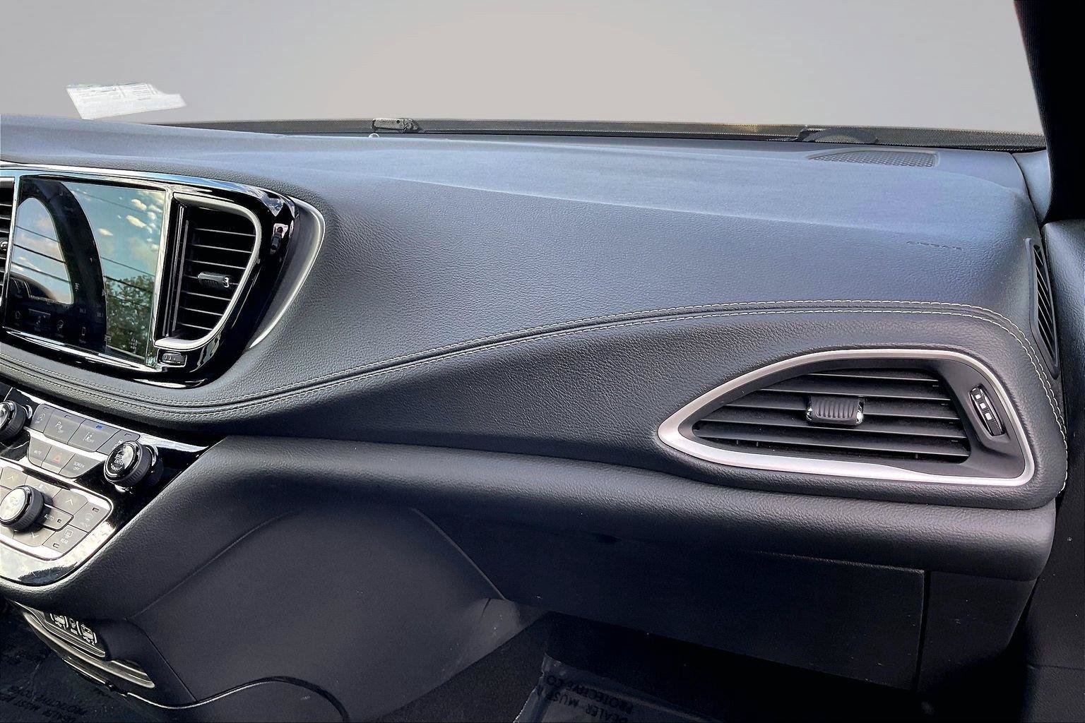 Used 2021 Chrysler Pacifica Touring-L w/ S Appearance Package FWD image 16