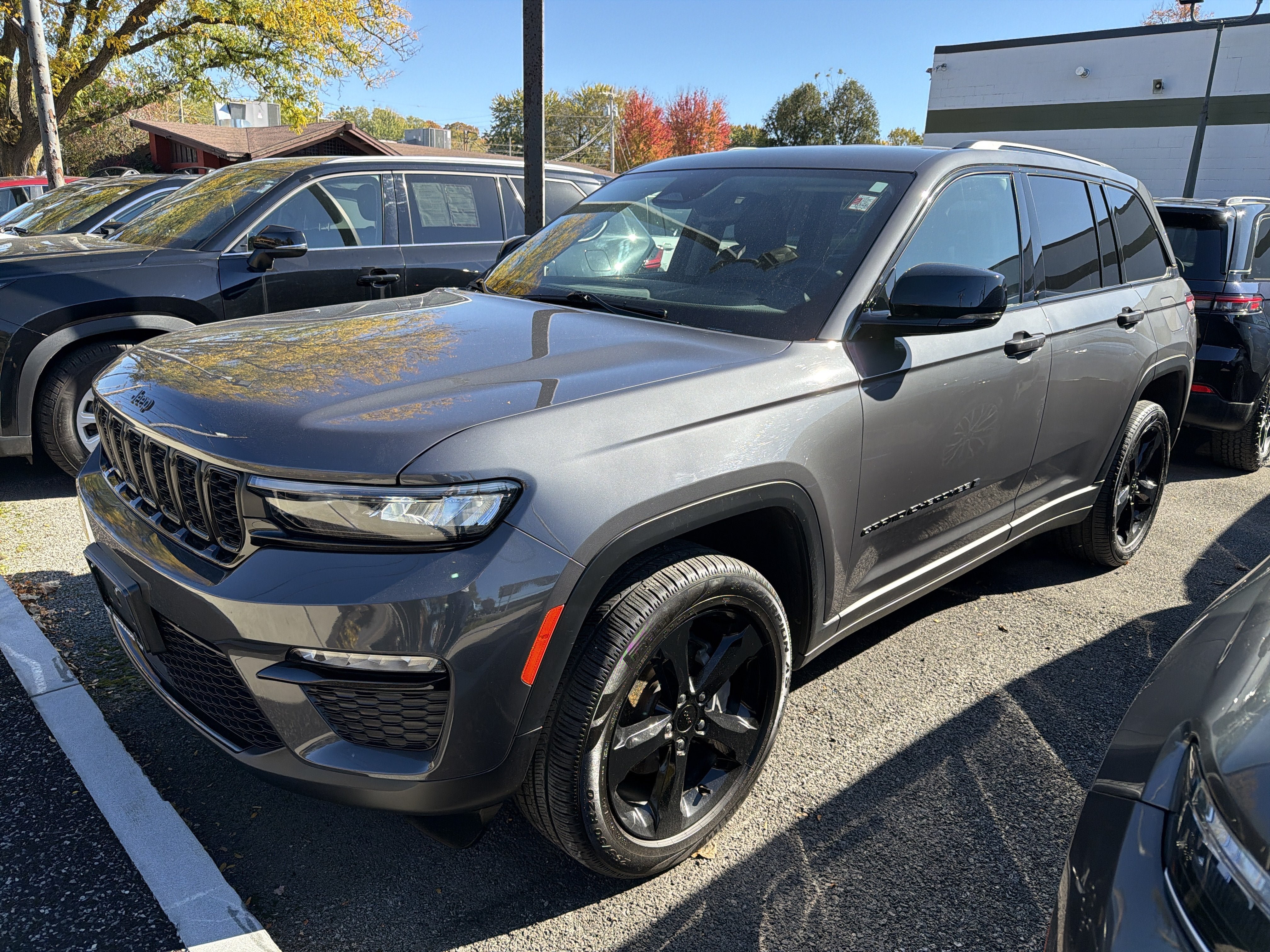 Used 2024 Jeep Grand Cherokee Limited w/ Black Appearance Package AWD/4WD image 4