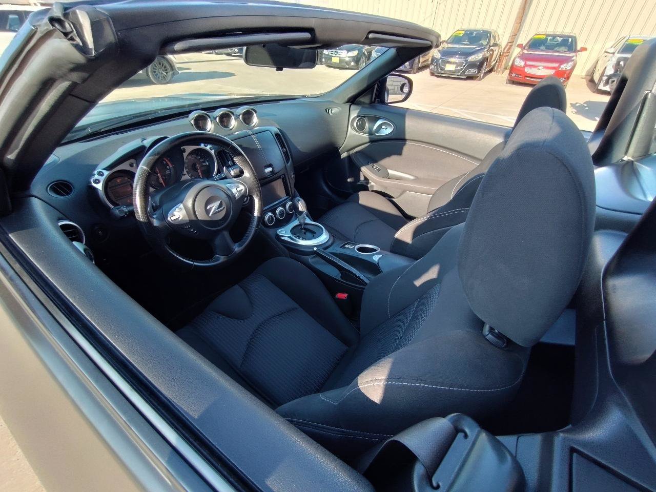 Used 2015 Nissan 370Z Roadster RWD image 13
