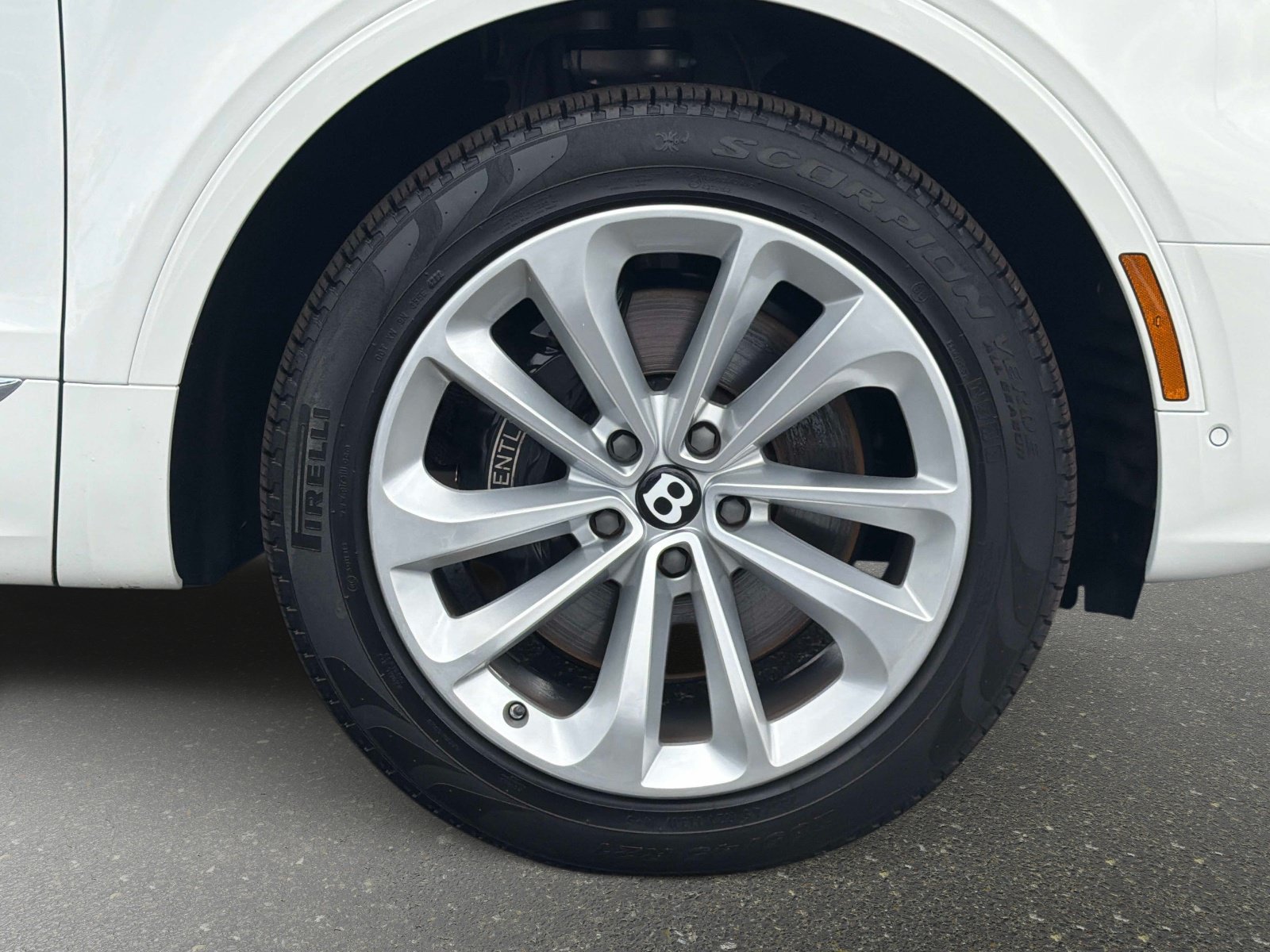 Used 2022 Bentley Bentayga AWD/4WD image 21