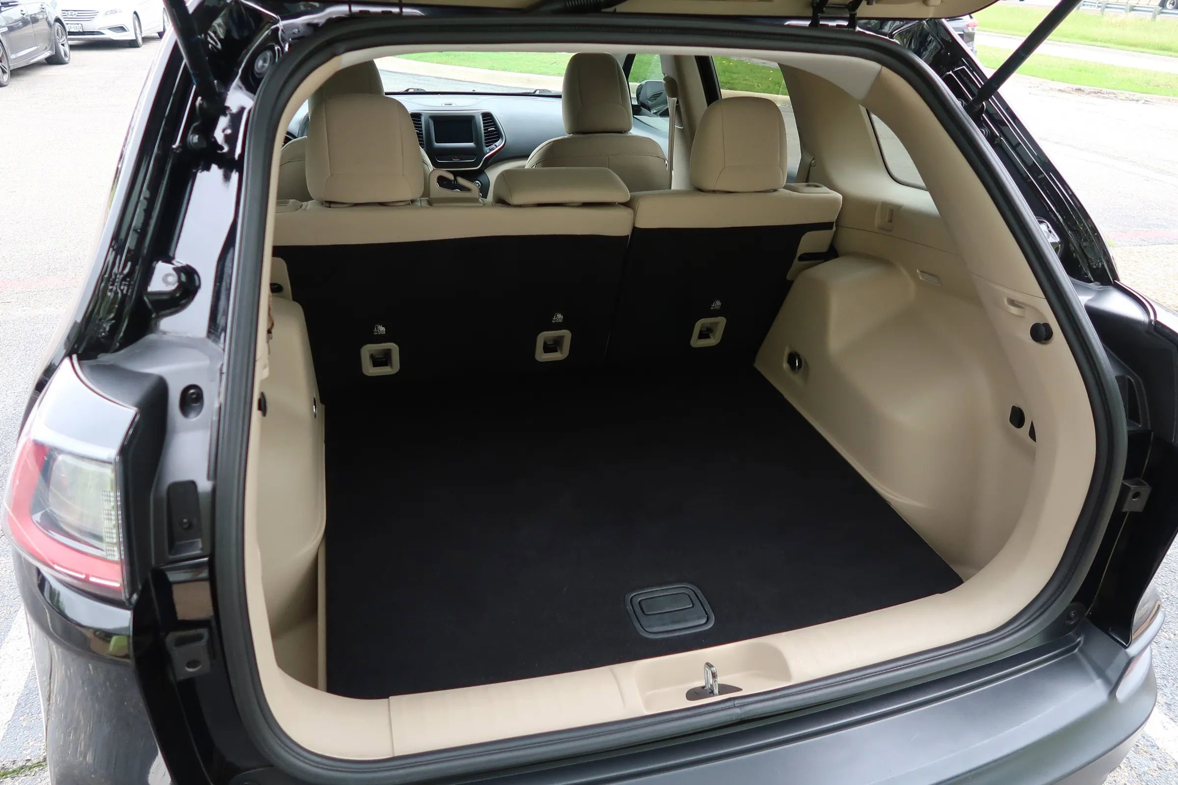 Used 2019 Jeep Cherokee Latitude w/ Popular Appearance Group FWD image 20