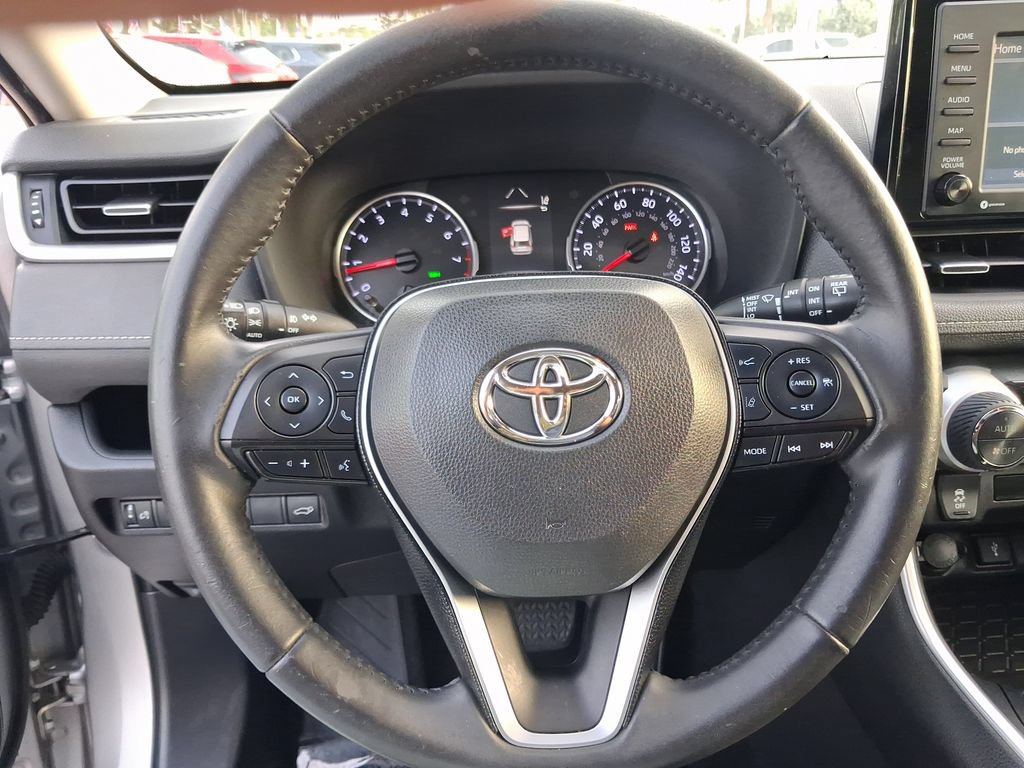 Used 2020 Toyota RAV4 XLE Premium FWD image 17