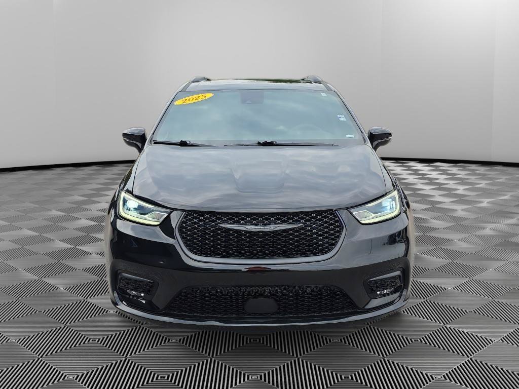Used 2025 Chrysler Pacifica Limited FWD image 2