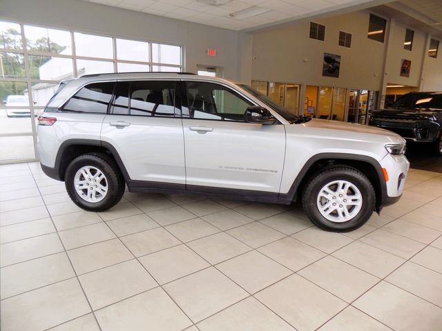 Certified 2024 Jeep Grand Cherokee Laredo RWD image 8