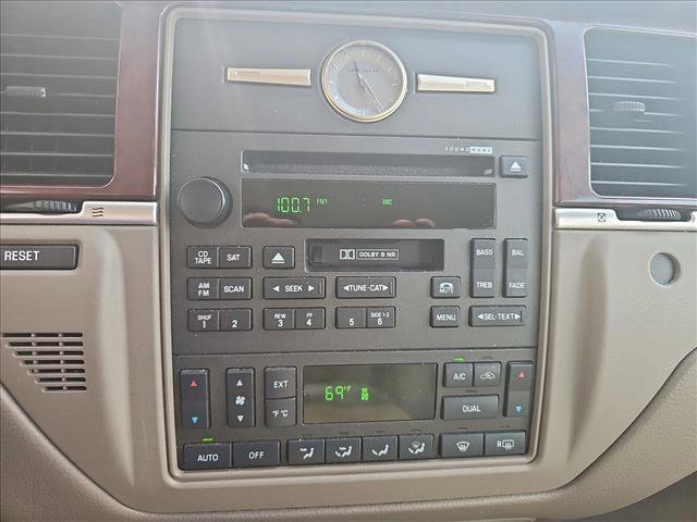 Used 2005 Lincoln Town Car Signature Limited image 16