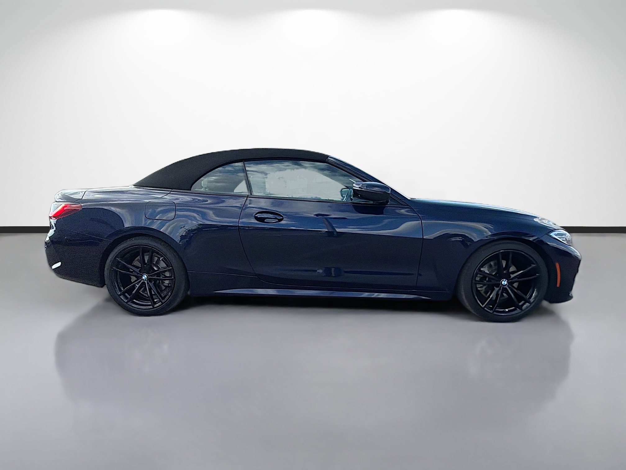 Used 2024 BMW 430i Convertible w/ M Sport Package image 2