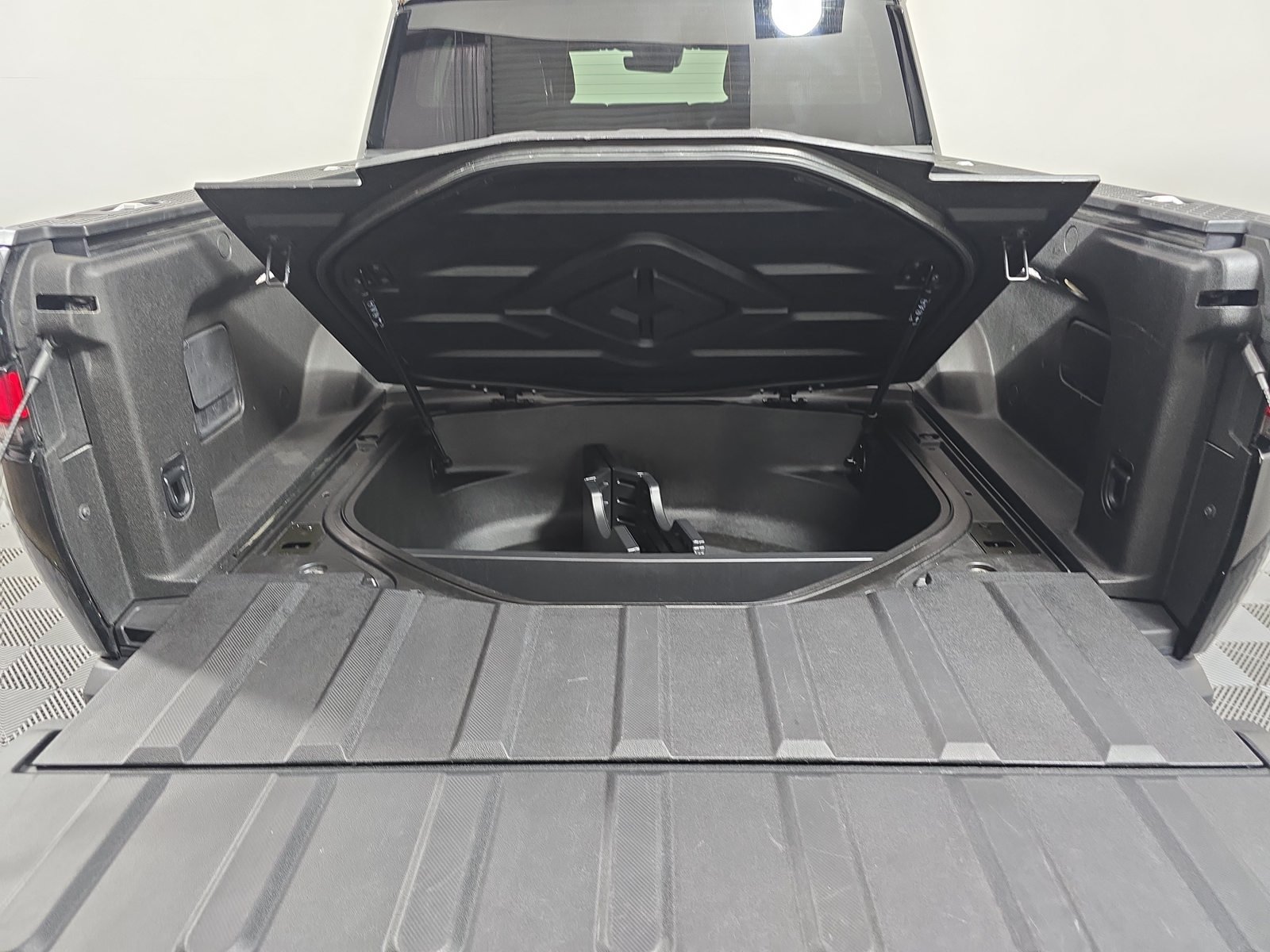 Used 2024 Rivian R1T Adventure Dual AWD/4WD image 15