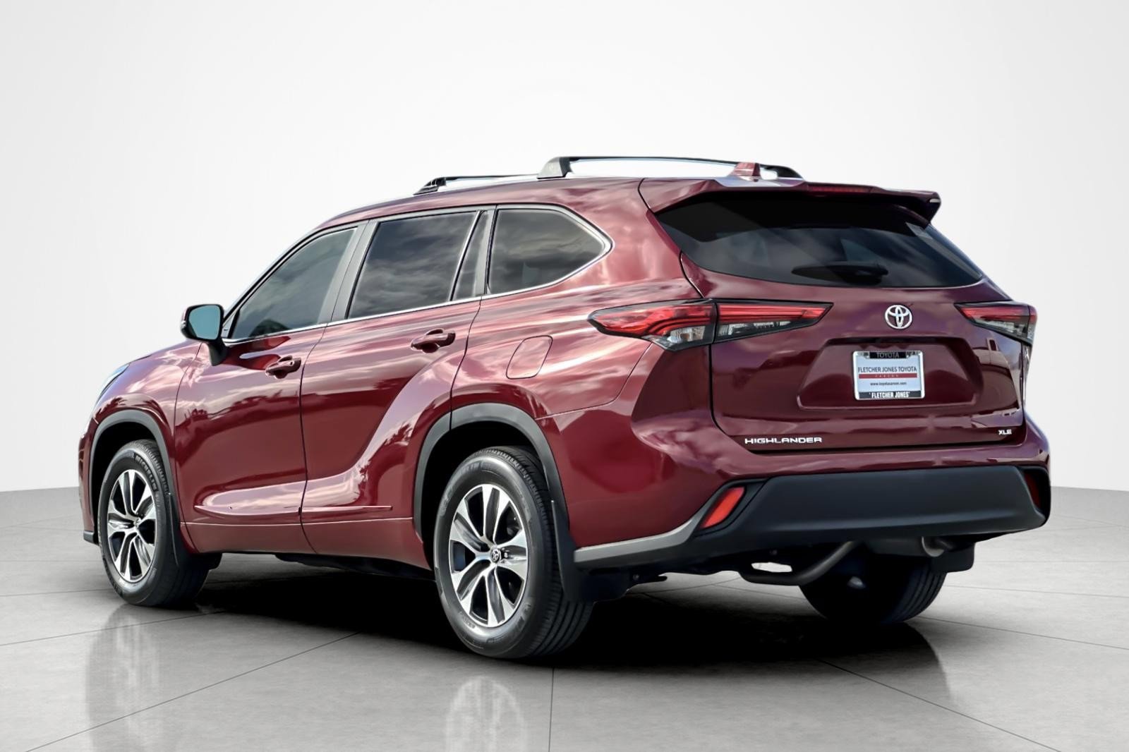 Used 2023 Toyota Highlander XLE image 3