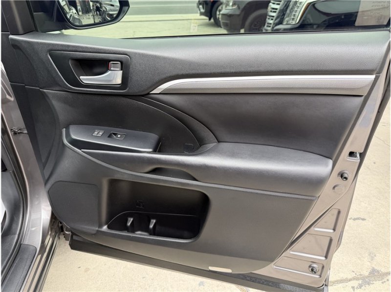 Used 2017 Toyota Highlander SE FWD image 37