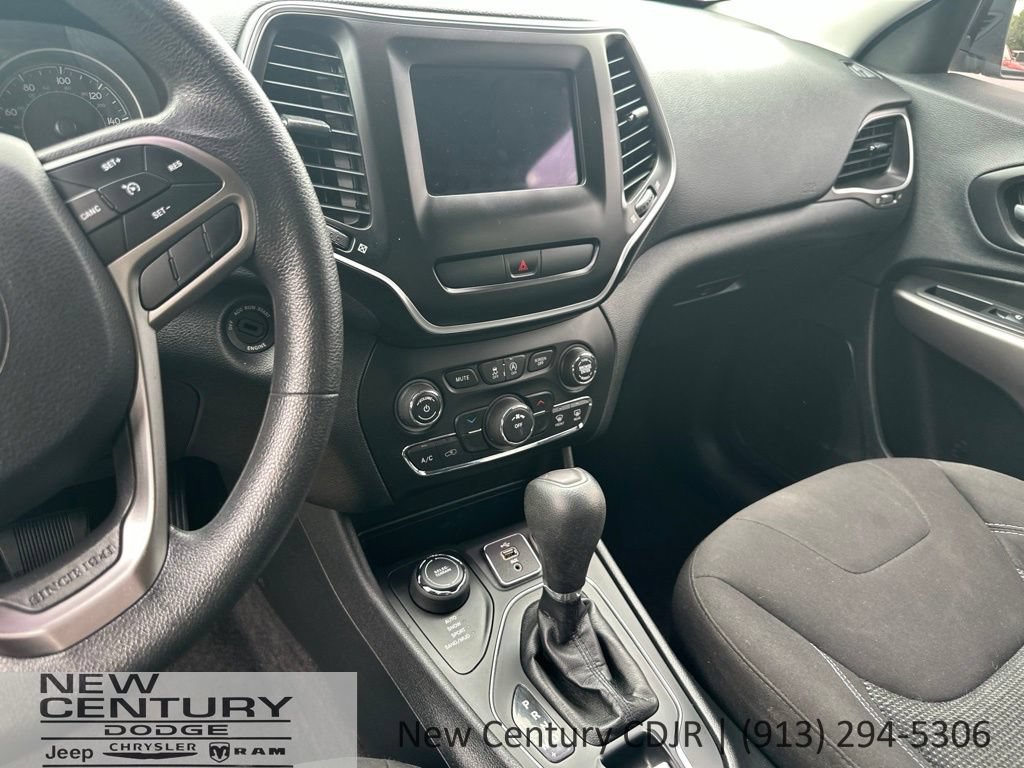 Used 2019 Jeep Cherokee Latitude w/ Popular Appearance Group AWD/4WD image 13