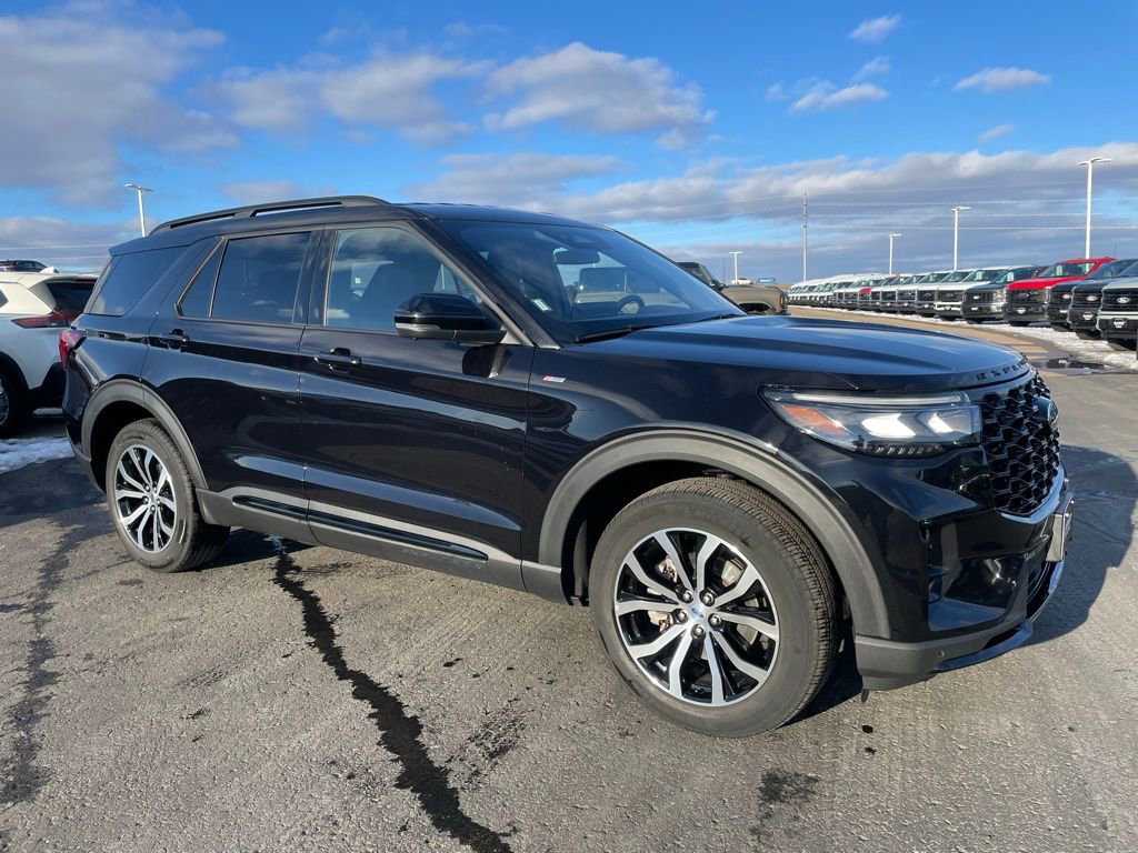 Used 2025 Ford Explorer ST-Line image 2