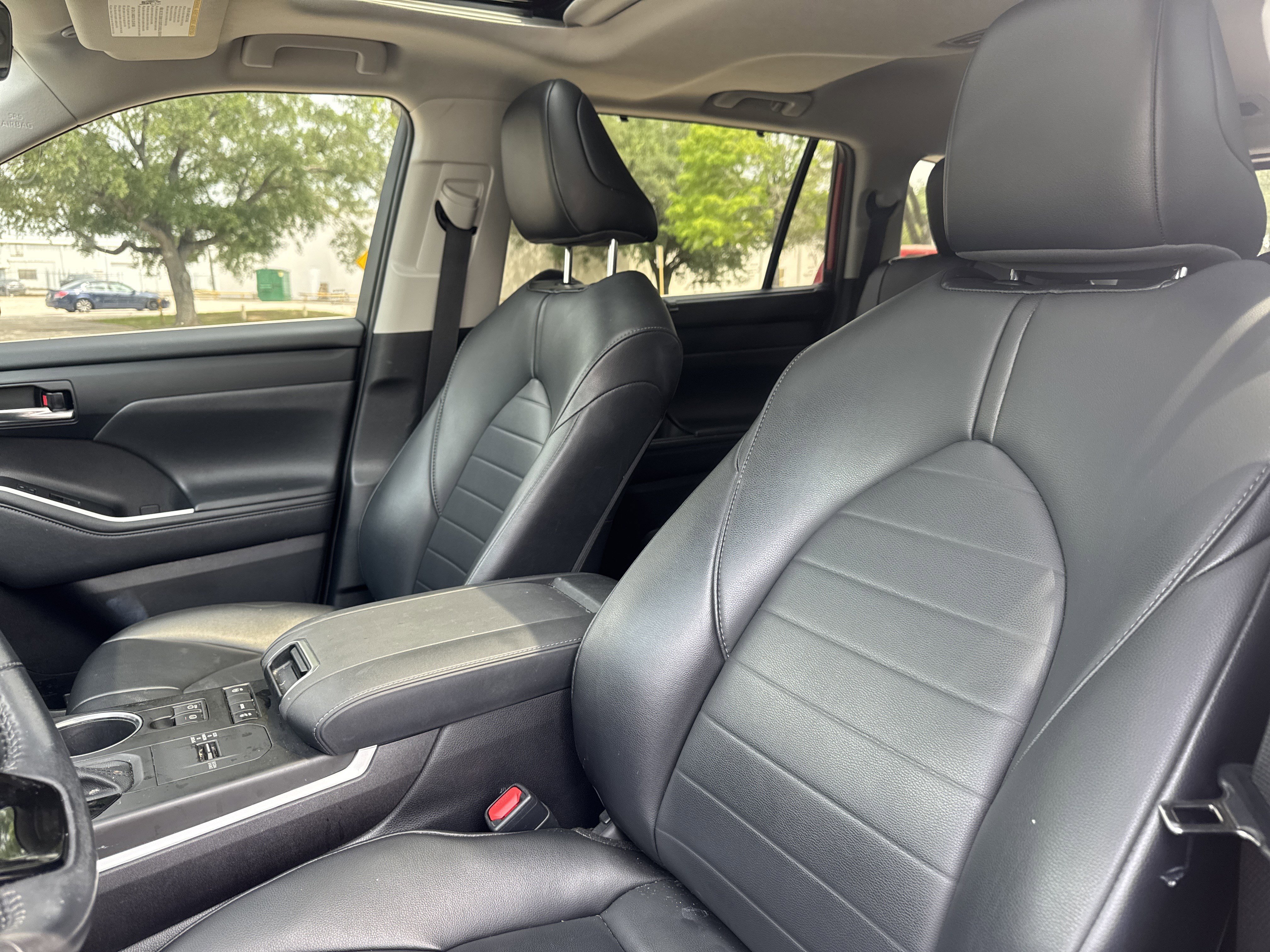 Used 2021 Toyota Highlander XLE FWD image 9