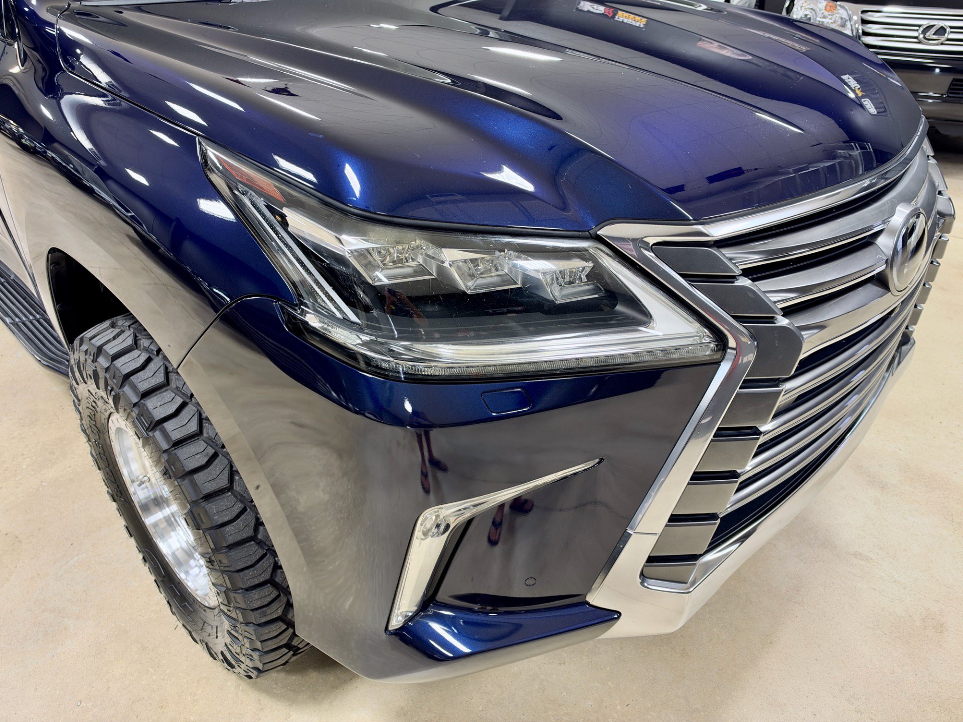 Used 2017 Lexus LX 570 4WD w/ Luxury Package image 18
