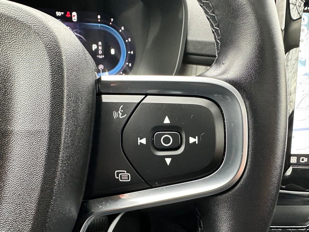 Used 2025 Volvo XC40 B5 Plus image 23