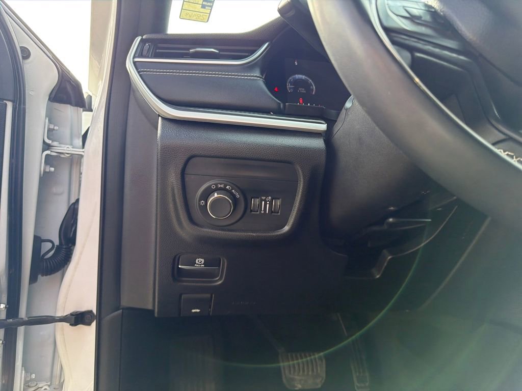 Used 2023 Jeep Grand Cherokee L Laredo image 13