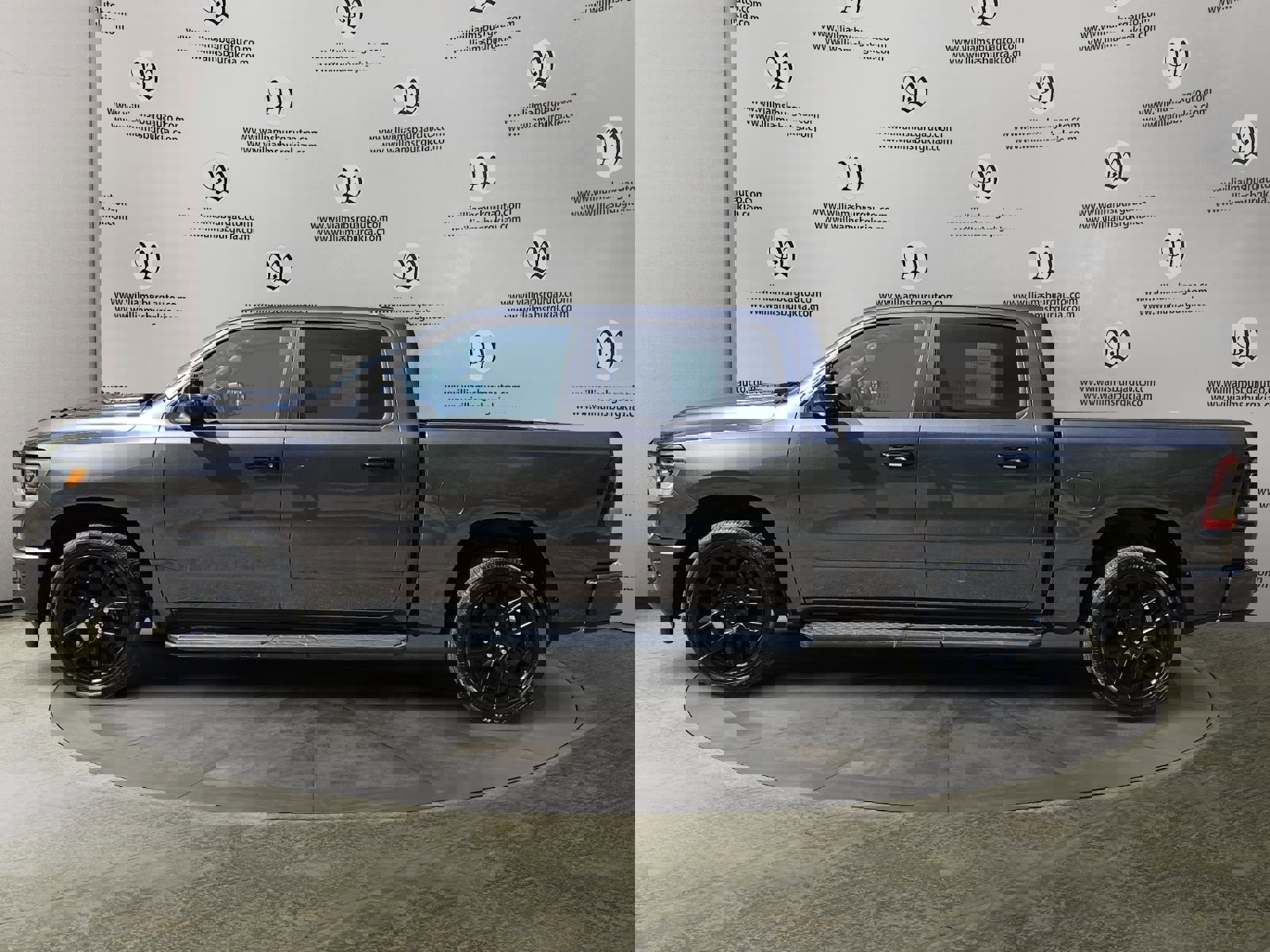 Used 2023 RAM 1500 Laramie AWD/4WD image 2