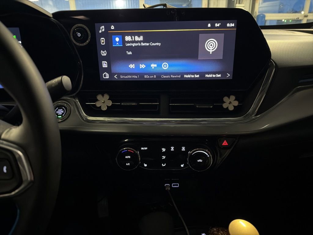 Used 2025 Chevrolet Trax LT w/ Sunroof Package image 8