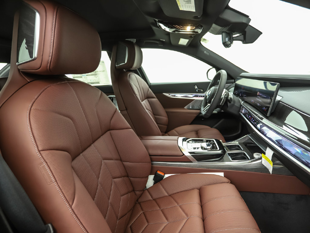Used 2026 BMW 740i xDrive AWD/4WD image 32