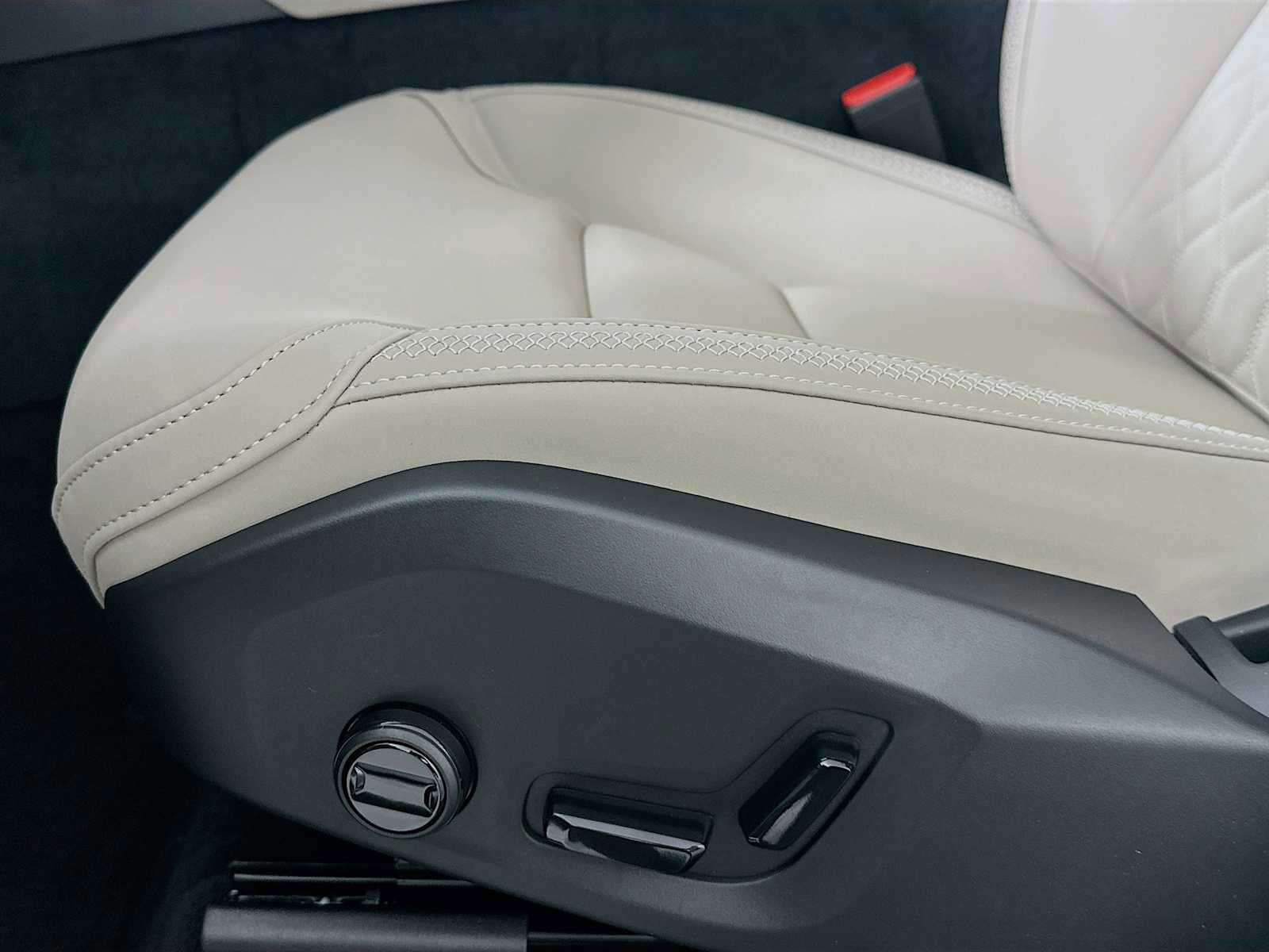 New 2026 Volvo XC90 B6 Plus w/ Protection Package Premier image 18