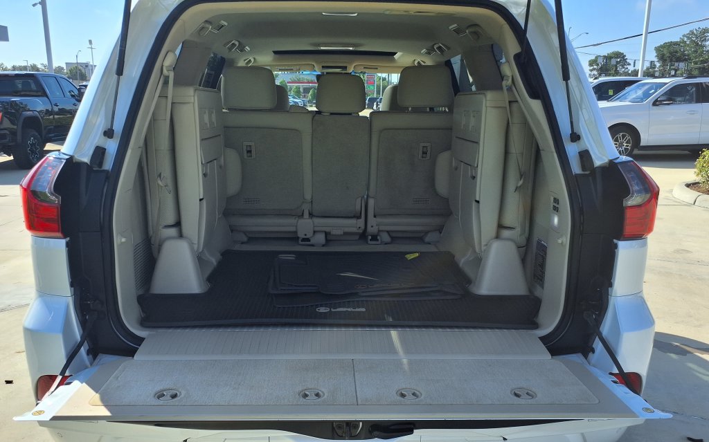 Used 2021 Lexus LX 570 4WD w/ Luxury Package image 9