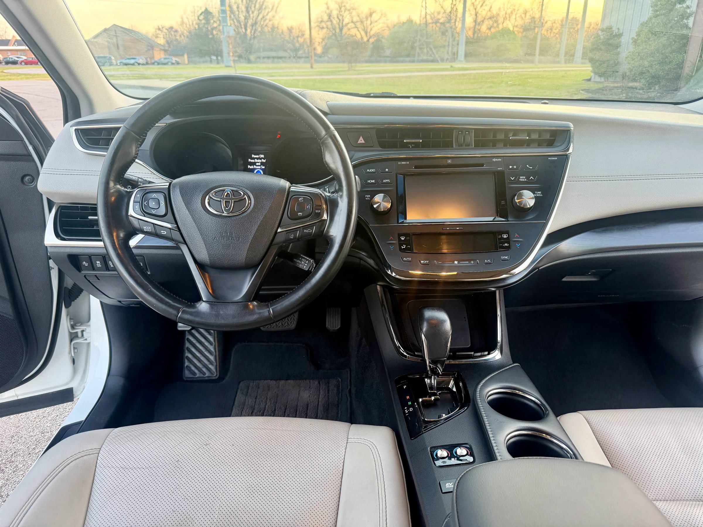 Used 2018 Toyota Avalon Limited FWD image 35