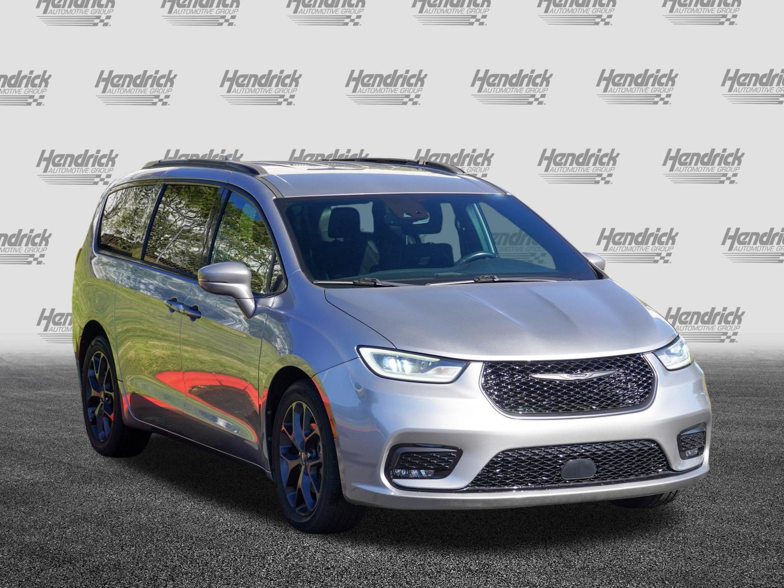 Used 2021 Chrysler Pacifica Touring w/ S Appearance Package FWD image 2