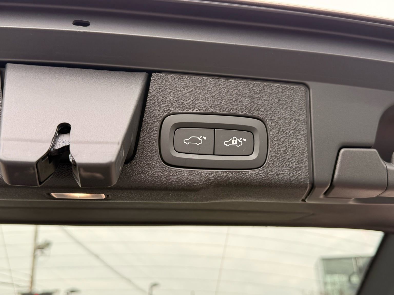 Used 2025 Volvo XC60 T8 Plus w/ Protection Package Premier image 39