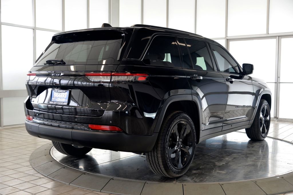 Used 2023 Jeep Grand Cherokee Altitude AWD/4WD image 8