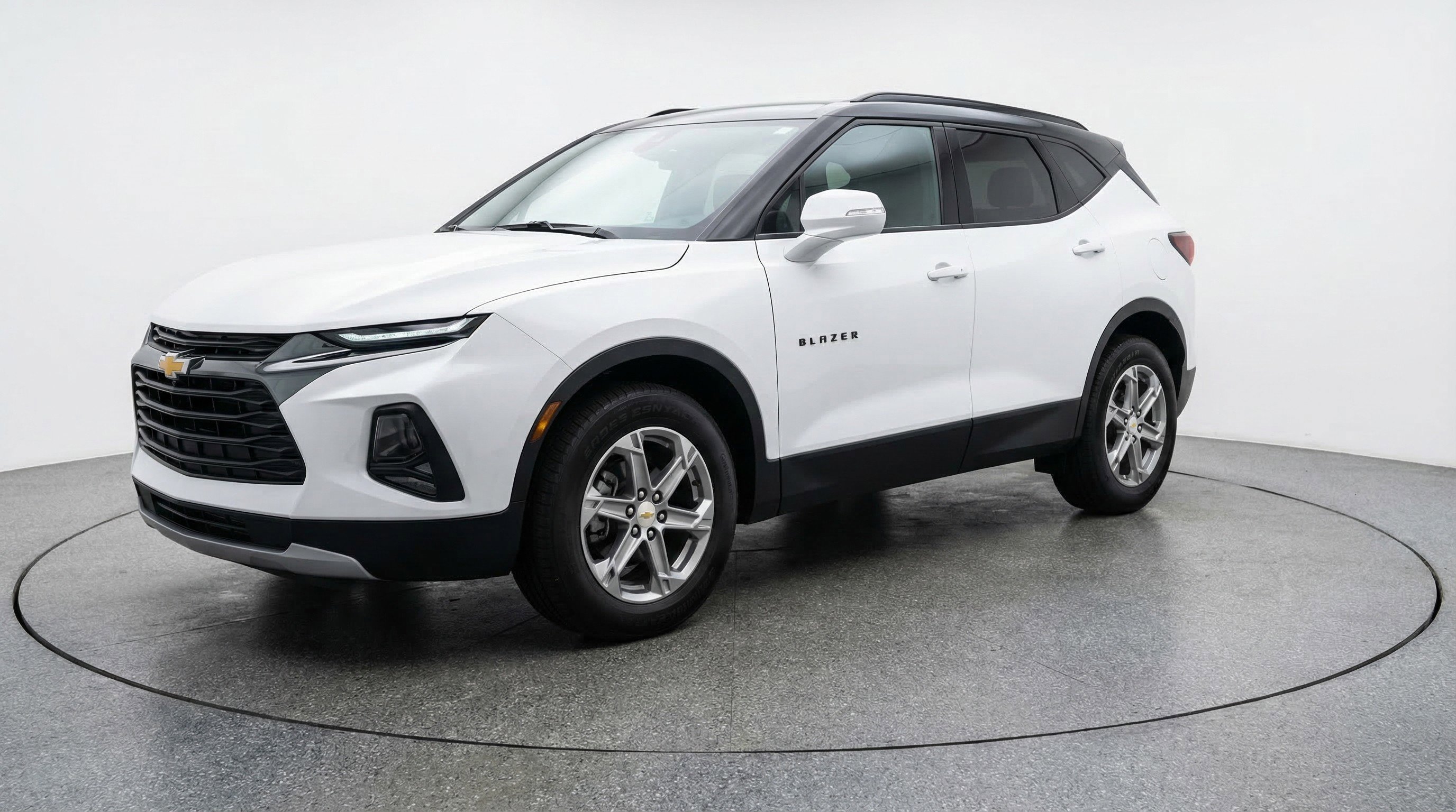 Used 2025 Chevrolet Blazer LT FWD image 3
