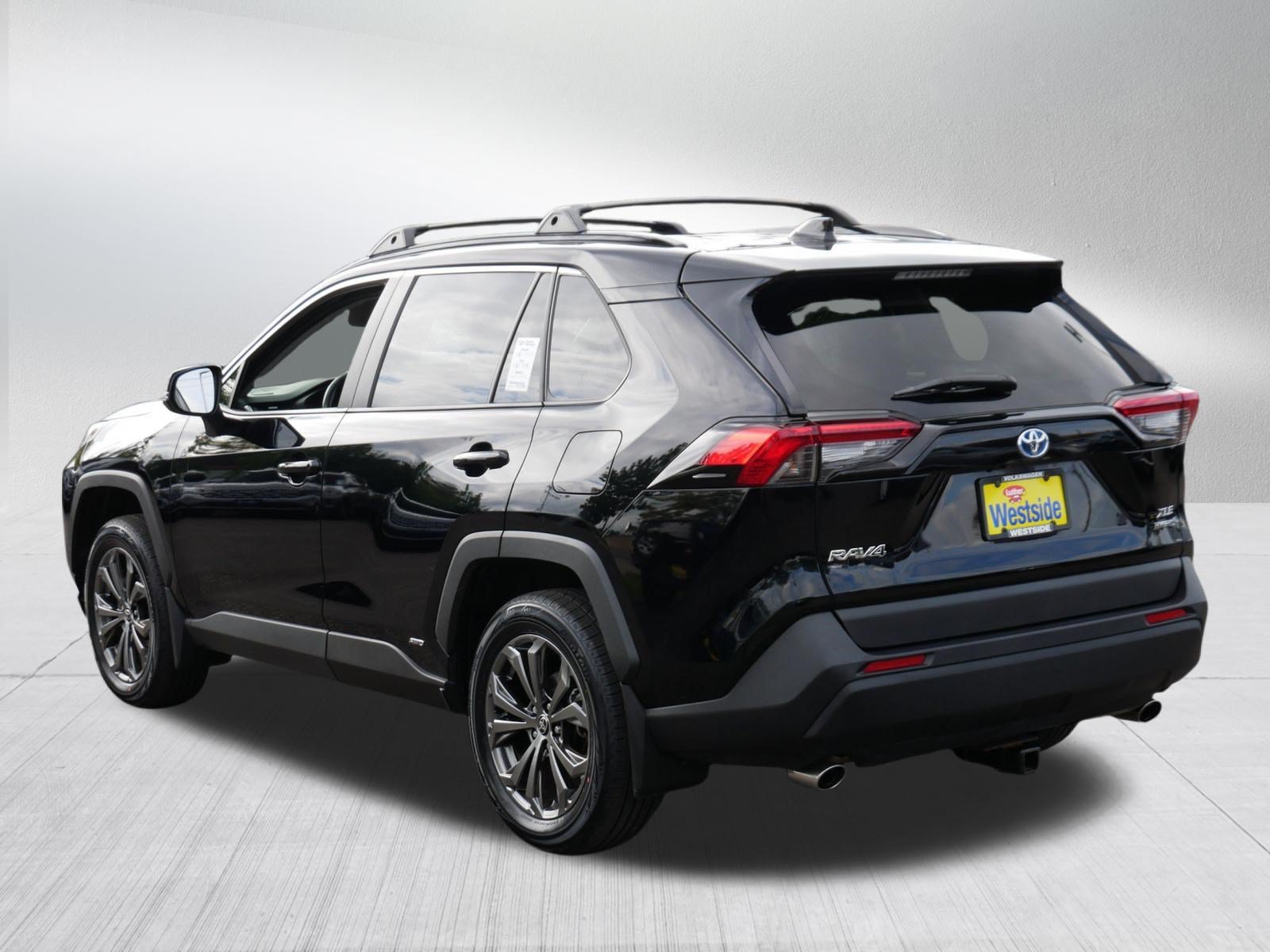 Used 2022 Toyota RAV4 XLE Premium AWD/4WD image 5