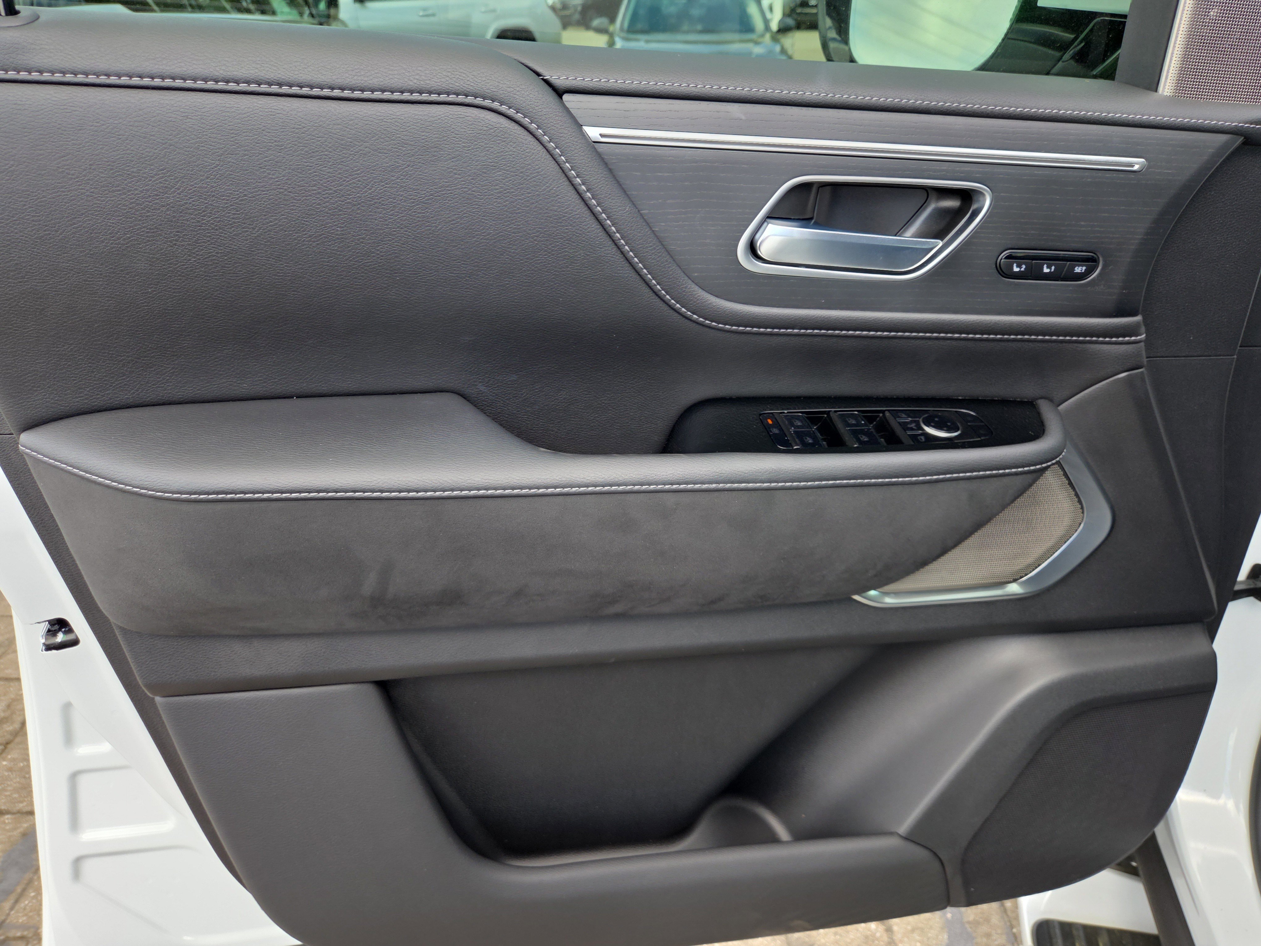 Used 2025 INFINITI QX80 Sensory image 6