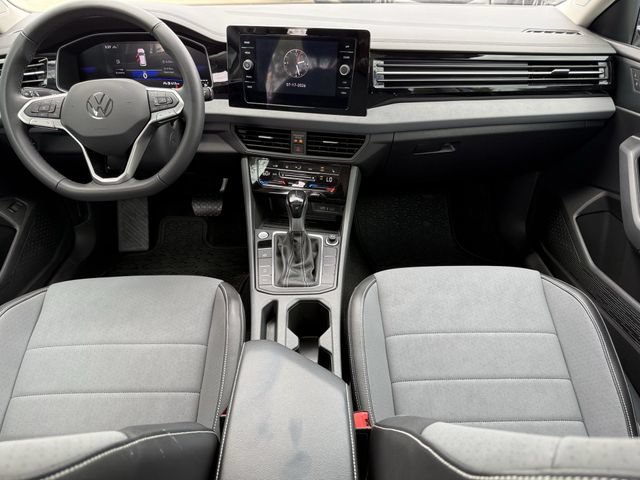 Used 2026 Volkswagen Jetta SE FWD image 8