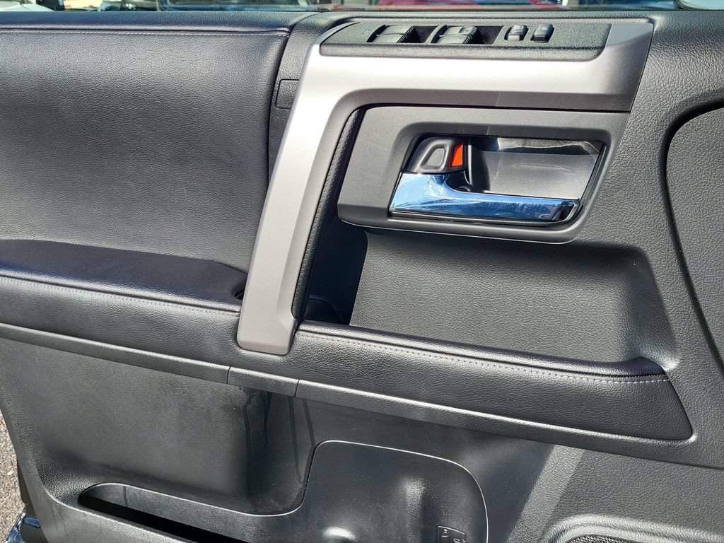 Used 2022 Toyota 4Runner SR5 AWD/4WD image 9