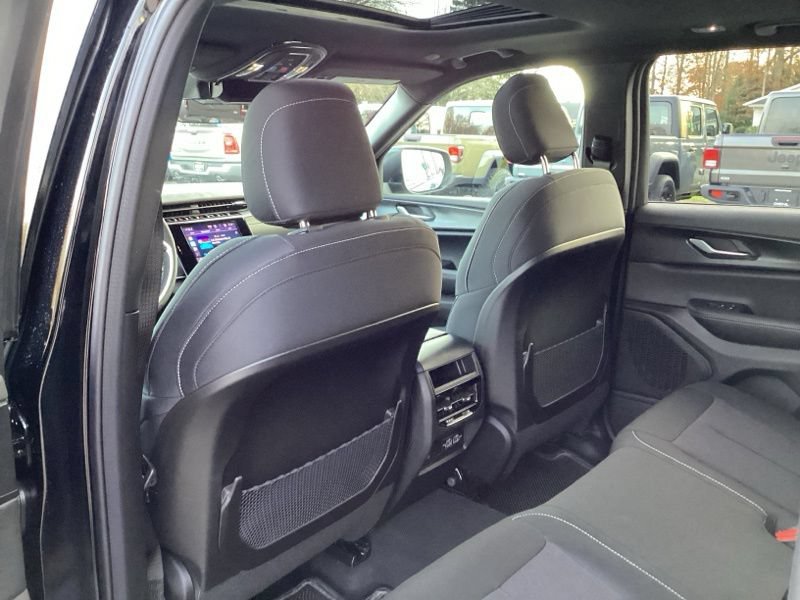 New 2025 Jeep Grand Cherokee Laredo X w/ Luxury Tech Group I AWD/4WD image 22