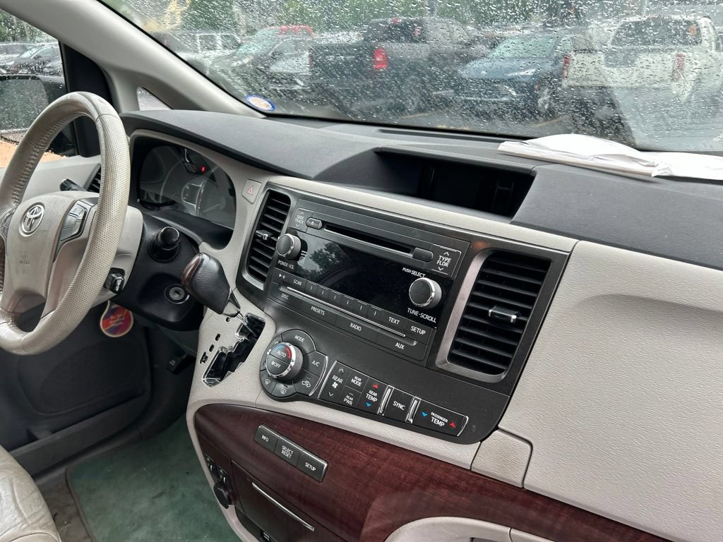 Used 2012 Toyota Sienna XLE w/ Entertainment Pkg FWD image 8