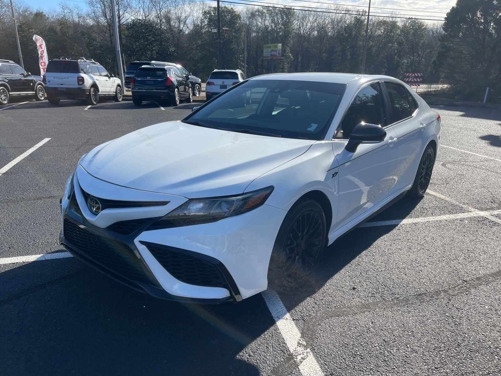 Used 2023 Toyota Camry SE image 3