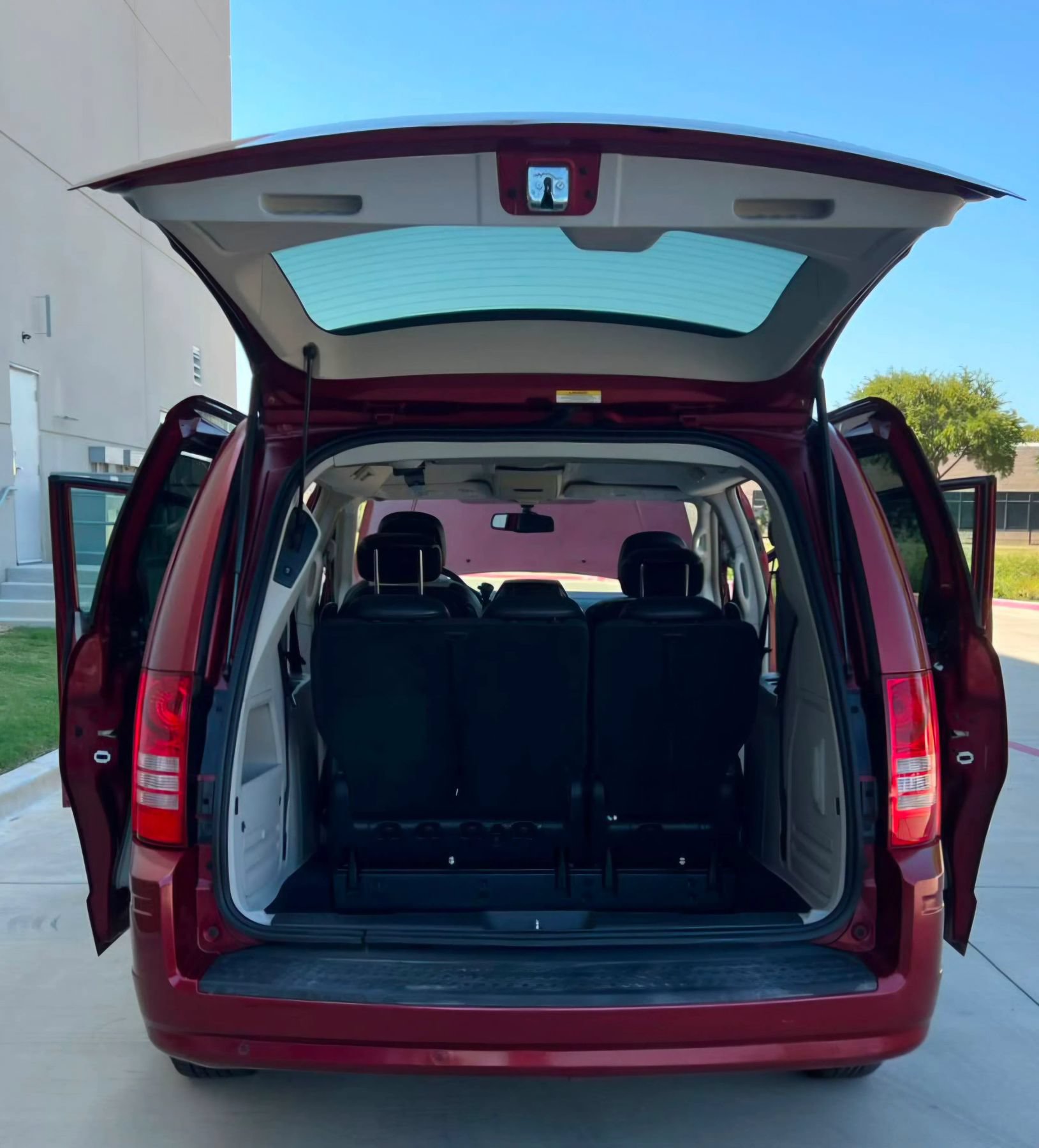 Used 2010 Chrysler Town & Country Touring Plus w/ Safetytec Group FWD image 11