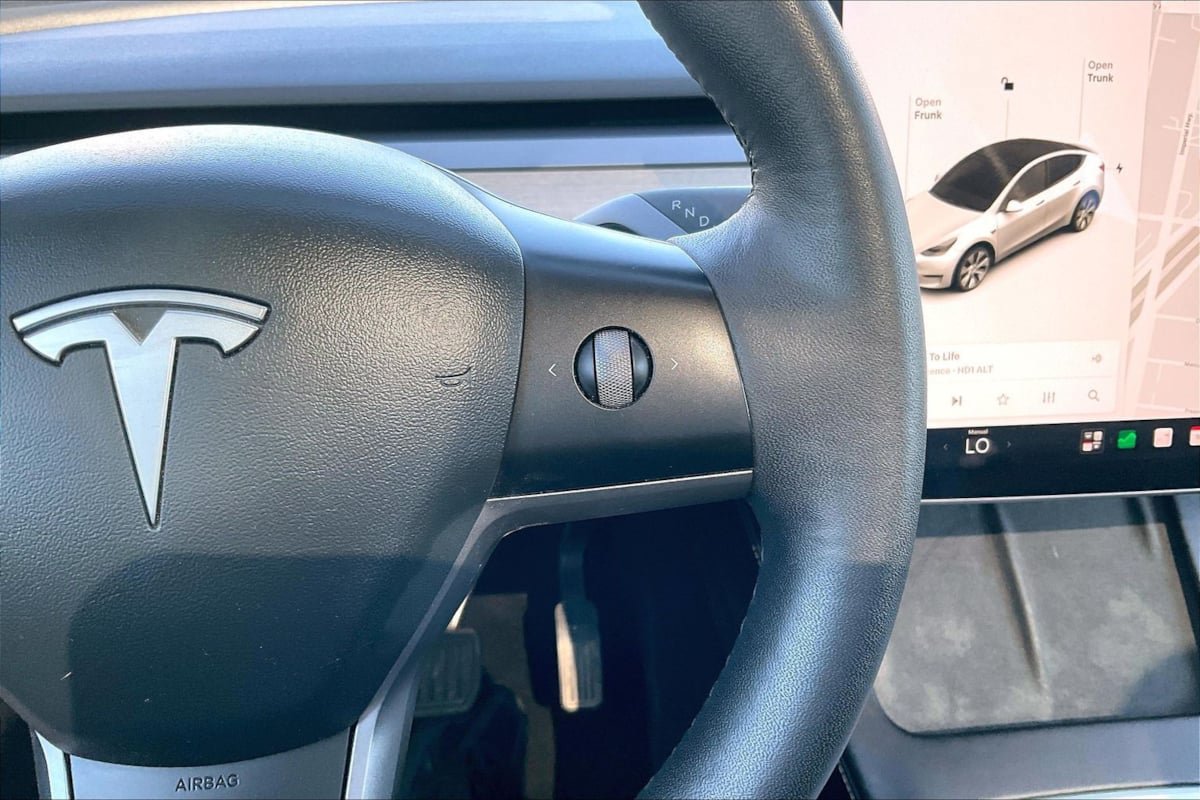 Used 2021 Tesla Model Y Long Range AWD/4WD image 19