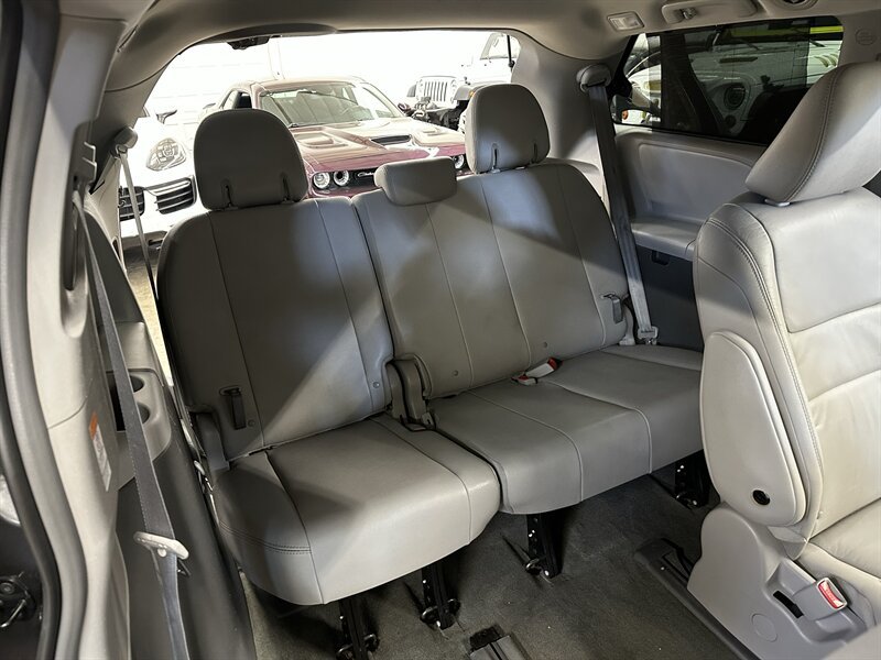Used 2017 Toyota Sienna XLE w/ XLE Navigation Package AWD/4WD image 14