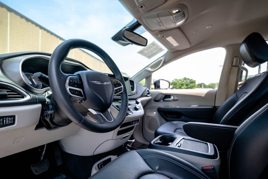 Used 2024 Chrysler Pacifica Touring-L FWD image 4