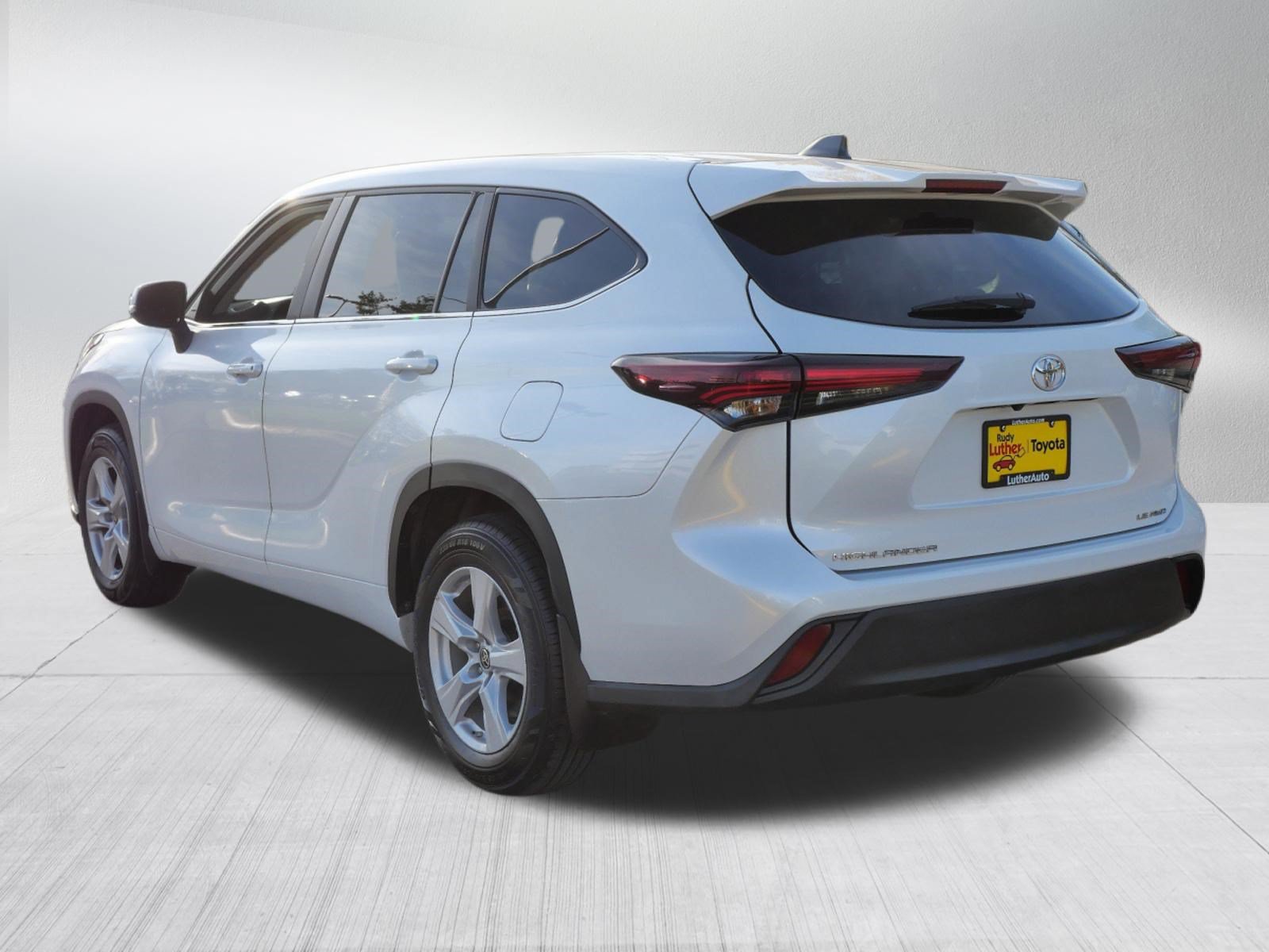 Used 2025 Toyota Highlander LE AWD/4WD image 5