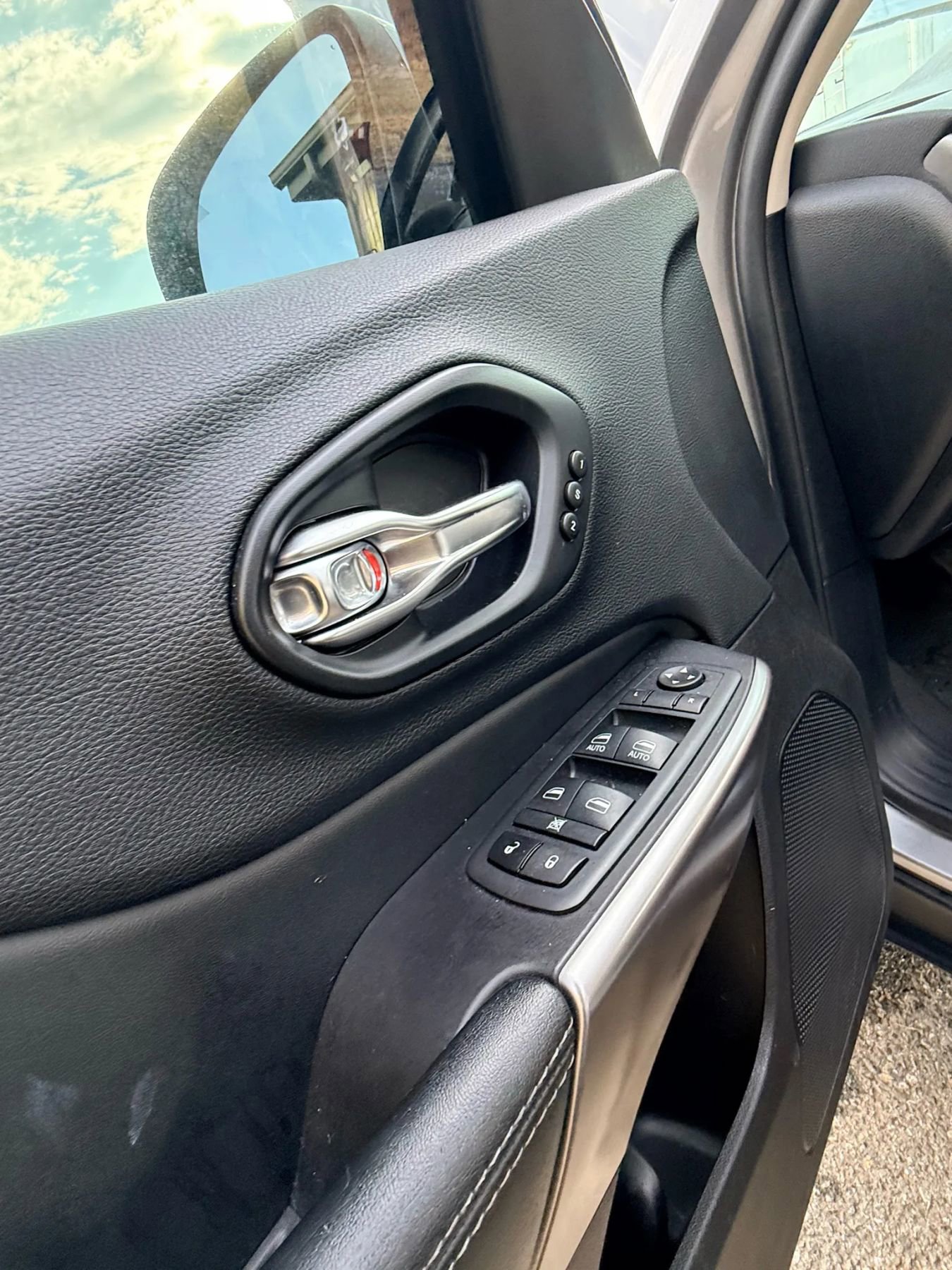 Used 2020 Jeep Cherokee Limited AWD/4WD image 45